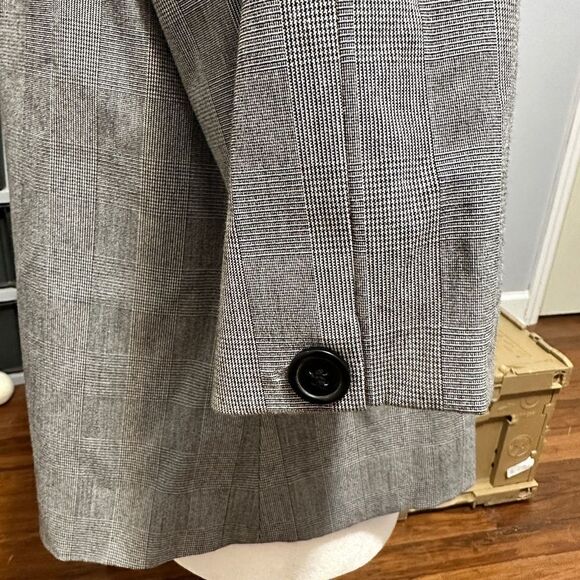 Philosophy by Repubic short sleeve blazer. Size 10. Three buttons in the front - Picture 3 of 4